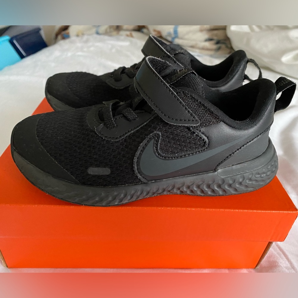 Nike Revolution 5